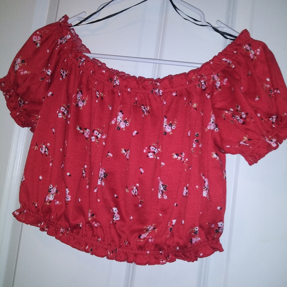 Ruffled hemming off shoulders crop top